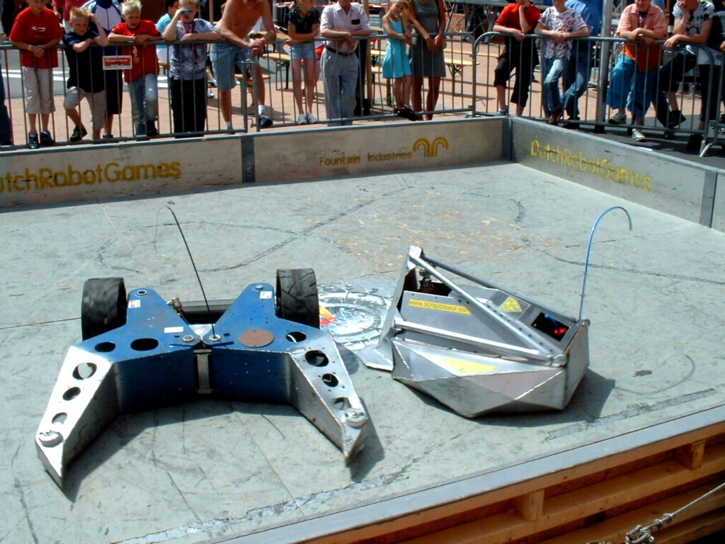 Tough as Nails - Dutch robotgames demo 2003 in Delft  vs Scraptosaur